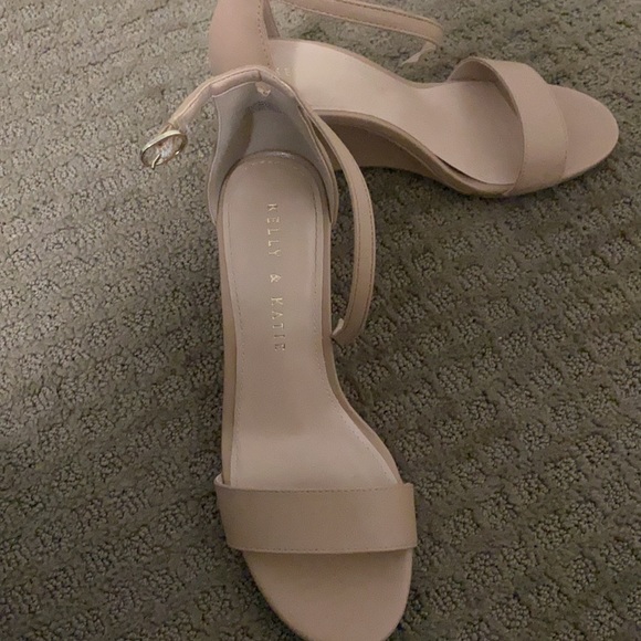 Kelly & Katie Bage wedges little scratch at the back on the right heel - Picture 2 of 3